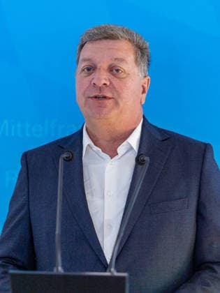 Eröffnung der neuen CT-Kontrollstelle am Airport Nürnberg, Nürnberg, 08.05.2026 Christian Bernreiter, Bayerischer Staatsminister für Wohnen, Bau und Verkehr, bei der Eröffnung der neuen CT-Kontrollstelle am Airport Nürnberg. Thema ist die Inbetriebnahme moderner Scannertechnik für die Fluggastkontrolle. Nürnberg Bayern Deutschland