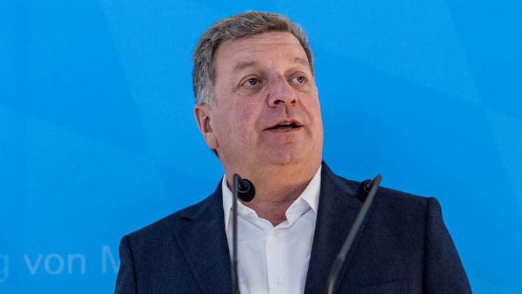 Eröffnung der neuen CT-Kontrollstelle am Airport Nürnberg, Nürnberg, 08.05.2026 Christian Bernreiter, Bayerischer Staatsminister für Wohnen, Bau und Verkehr, bei der Eröffnung der neuen CT-Kontrollstelle am Airport Nürnberg. Thema ist die Inbetriebnahme moderner Scannertechnik für die Fluggastkontrolle. Nürnberg Bayern Deutschland