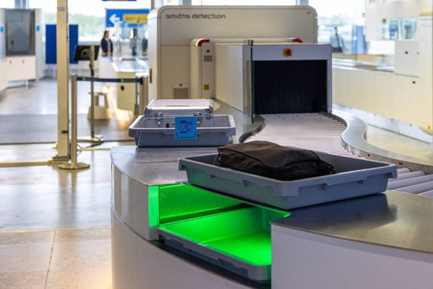 Eröffnung der neuen CT-Kontrollstelle am Airport Nürnberg, Nürnberg, 08.05.2026 Gepäckwanne mit Kleidungsstück auf einem CT-Scanner von Smiths Detection an der neuen Kontrollstelle am Airport Nürnberg. Die Anlage dient der dreidimensionalen Kontrolle von Handgepäck an der Fluggastkontrolle. Nürnberg Bayern Deutschland