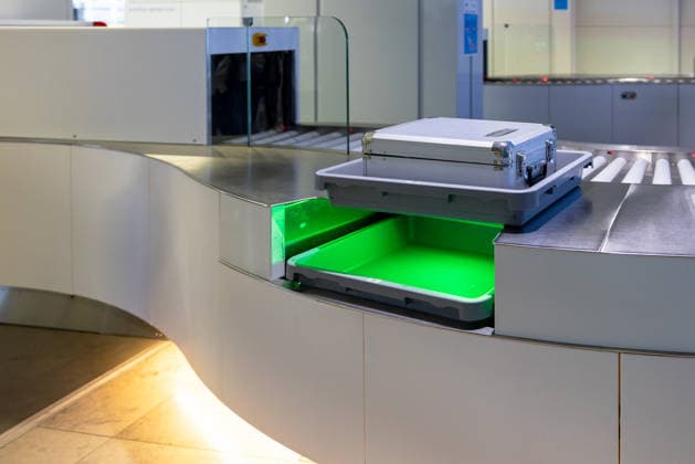 Eröffnung der neuen CT-Kontrollstelle am Airport Nürnberg, Nürnberg, 08.05.2026 Gepäckwanne mit Transportkoffer auf der Fördertechnik der neuen CT-Kontrollstelle am Airport Nürnberg. Die Anlage dient der dreidimensionalen Kontrolle von Handgepäck an der Fluggastkontrolle. Nürnberg Bayern Deutschland