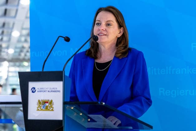 Eröffnung der neuen CT-Kontrollstelle am Airport Nürnberg, Nürnberg, 08.05.2026 Dr. Kerstin Engelhardt-Blum, Regierungspräsidentin von Mittelfranken, spricht bei der Eröffnung der neuen CT-Kontrollstelle am Airport Nürnberg an einem Rednerpult. Thema ist die Inbetriebnahme moderner Scannertechnik für die Fluggastkontrolle. Nürnberg Bayern Deutschland