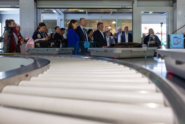 Eröffnung der neuen CT-Kontrollstelle am Airport Nürnberg, Nürnberg, 08.05.2026 Teilnehmerinnen und Teilnehmer des Pressetermins stehen bei einem Rundgang an der neuen CT-Kontrollstelle am Airport Nürnberg. Im Vordergrund ist Fördertechnik der Fluggastkontrolle zu sehen. Nürnberg Bayern Deutschland