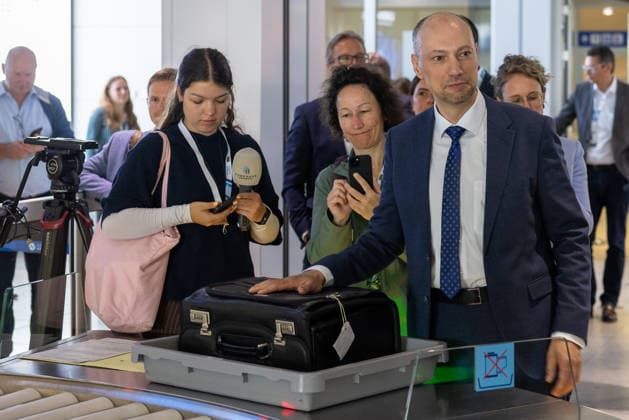 Eröffnung der neuen CT-Kontrollstelle am Airport Nürnberg, Nürnberg, 08.05.2026 Andreas Krieglstein, CSU, zweiter Bürgermeister der Stadt Nürnberg und zuständig für Mobilität, steht bei einem Rundgang an der neuen CT-Kontrollstelle am Airport Nürnberg neben einer Gepäckwanne mit Koffer. Nürnberg Bayern Deutschland
