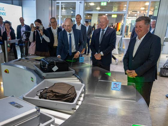 Eröffnung der neuen CT-Kontrollstelle am Airport Nürnberg, Nürnberg, 08.05.2026 Andreas Krieglstein, CSU, zweiter Bürgermeister der Stadt Nürnberg, und Christian Bernreiter, Bayerischer Staatsminister für Wohnen, Bau und Verkehr, bei einem Rundgang an der neuen CT-Kontrollstelle am Airport Nürnberg. Nürnberg Bayern Deutschland