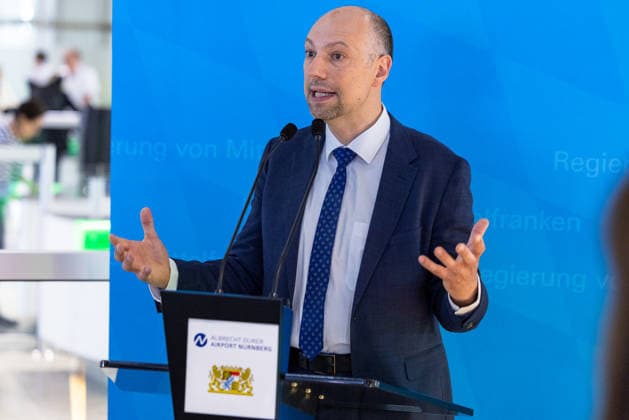 Eröffnung der neuen CT-Kontrollstelle am Airport Nürnberg, Nürnberg, 08.05.2026 Andreas Krieglstein, CSU, zweiter Bürgermeister der Stadt Nürnberg und zuständig für Mobilität, spricht bei der Eröffnung der neuen CT-Kontrollstelle am Airport Nürnberg an einem Rednerpult. Nürnberg Bayern Deutschland