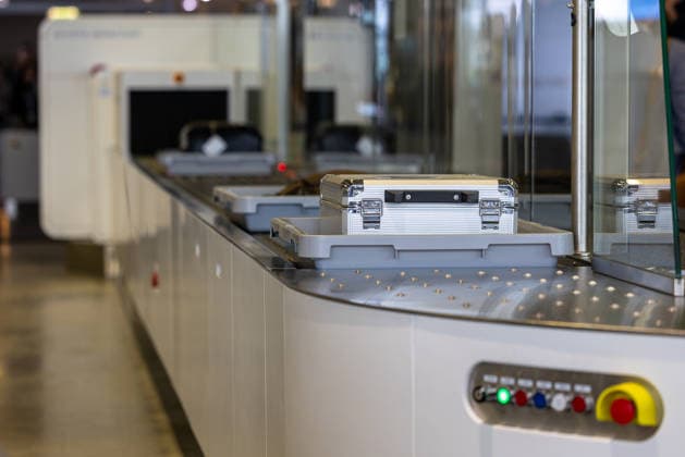 Eröffnung der neuen CT-Kontrollstelle am Airport Nürnberg, Nürnberg, 08.05.2026 Gepäckwanne mit Transportkoffer auf der Fördertechnik der neuen CT-Kontrollstelle am Airport Nürnberg. Im Hintergrund ist ein CT-Scanner von Smiths Detection für die Fluggastkontrolle zu sehen. Nürnberg Bayern Deutschland