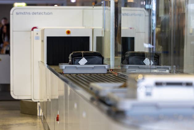 Eröffnung der neuen CT-Kontrollstelle am Airport Nürnberg, Nürnberg, 08.05.2026 Gepäckwanne mit Koffer auf der Fördertechnik der neuen CT-Kontrollstelle am Airport Nürnberg. Im Hintergrund ist ein CT-Scanner von Smiths Detection für die Fluggastkontrolle zu sehen. Nürnberg Bayern Deutschland