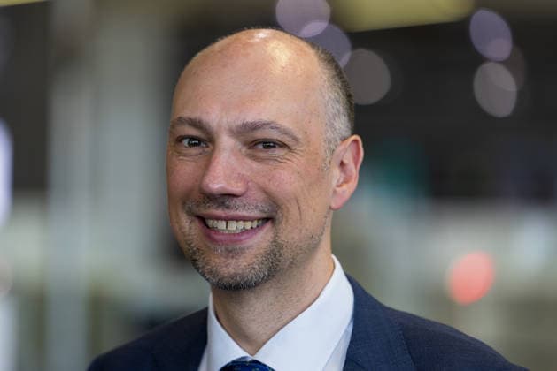 Eröffnung der neuen CT-Kontrollstelle am Airport Nürnberg, Nürnberg, 08.05.2026 Andreas Krieglstein, CSU, zweiter Bürgermeister der Stadt Nürnberg und zuständig für Mobilität, bei der Eröffnung der neuen CT-Kontrollstelle am Airport Nürnberg. Thema ist die moderne Scannertechnik für die Fluggastkontrolle. Nürnberg Bayern Deutschland