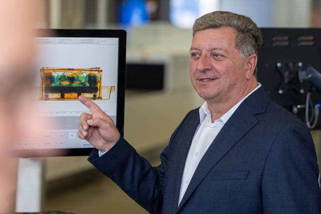 Eröffnung der neuen CT-Kontrollstelle am Airport Nürnberg, Nürnberg, 08.05.2026 Christian Bernreiter, Bayerischer Staatsminister für Wohnen, Bau und Verkehr, zeigt bei einem Rundgang an der neuen CT-Kontrollstelle am Airport Nürnberg auf ein Monitorbild der Gepäckkontrolle. Nürnberg Bayern Deutschland