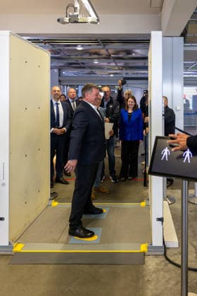 Eröffnung der neuen CT-Kontrollstelle am Airport Nürnberg, Nürnberg, 08.05.2026 Christian Bernreiter, Bayerischer Staatsminister für Wohnen, Bau und Verkehr, steht bei einem Rundgang im Körperscanner auf Millimeterwellenbasis von Rohde & Schwarz an der neuen CT-Kontrollstelle am Airport Nürnberg. Nürnberg Bayern Deutschland