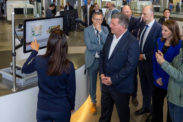 Eröffnung der neuen CT-Kontrollstelle am Airport Nürnberg, Nürnberg, 08.05.2026 Eine Mitarbeiterin erklärt Christian Bernreiter, Bayerischer Staatsminister für Wohnen, Bau und Verkehr, Andreas Krieglstein, CSU, und Dr. Kerstin Engelhardt-Blum, Regierungspräsidentin von Mittelfranken, die neue CT-Technik an der Fluggastkontrolle des Airport Nürnberg. Nürnberg Bayern Deutschland