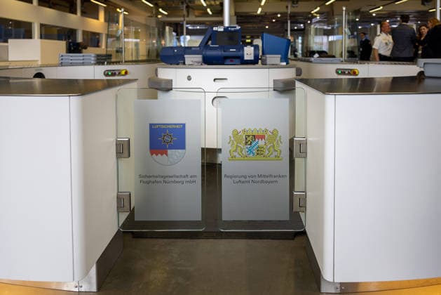 Eröffnung der neuen CT-Kontrollstelle am Airport Nürnberg, Nürnberg, 08.05.2026 Eingang zur neuen CT-Kontrollstelle am Airport Nürnberg mit Hinweisen der Sicherheitsgesellschaft am Flughafen Nürnberg und der Regierung von Mittelfranken. Im Hintergrund ist Technik der Fluggastkontrolle zu sehen. Nürnberg Bayern Deutschland