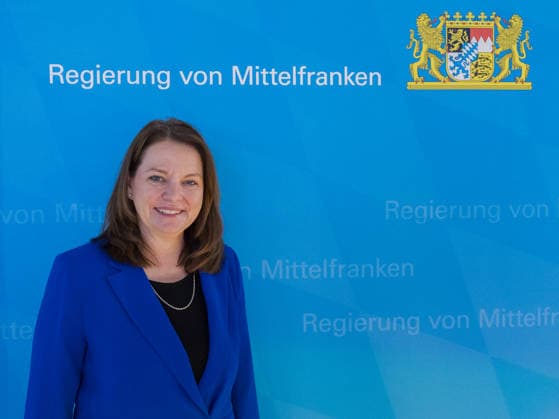 Eröffnung der neuen CT-Kontrollstelle am Airport Nürnberg, Nürnberg, 08.05.2026 Dr. Kerstin Engelhardt-Blum, Regierungspräsidentin von Mittelfranken, bei der Eröffnung der neuen CT-Kontrollstelle am Airport Nürnberg vor einer Wand der Regierung von Mittelfranken. Nürnberg Bayern Deutschland