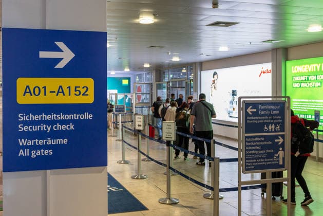 Eröffnung der neuen CT-Kontrollstelle am Airport Nürnberg, Nürnberg, 08.05.2026 Hinweisschild zur Sicherheitskontrolle und zu den Wartebereichen am Airport Nürnberg. Im Hintergrund gehen Passagiere durch den Zugang zur Fluggastkontrolle mit Familien- und Schnellspur. Nürnberg Bayern Deutschland