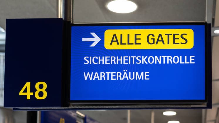 Eröffnung der neuen CT-Kontrollstelle am Airport Nürnberg, Nürnberg, 08.05.2026 Digitales Hinweisschild zur Sicherheitskontrolle und zu den Wartebereichen am Airport Nürnberg. Das Schild weist Passagiere den Weg zu allen Gates. Nürnberg Bayern Deutschland