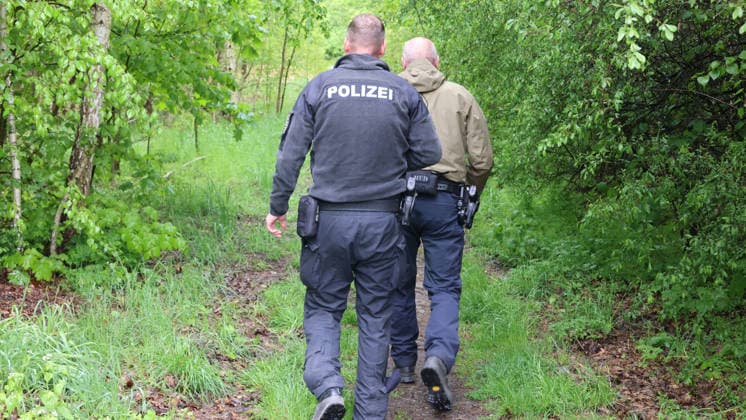 Erneuter ABC-Einsatz für die Feuerwehr Chemnitz im Waldstück hinter der Irmtraud-Morgner-Straße 07.05.2026, Chemnitz, Irmtraud-Morgner-Straße, Gegen 9 Uhr wurden Feuerwehr und Polizei erneut auf die Irmtraud-Morgner-Straße gerufen. Hintergrund sind die in einem dortigen Waldstück gefundenen Ampulen. Bereits am 5.5.26 Gab es deswegen einen ABC-Einsatz der Feuerwehr. Aktuell wird die Frage geklärt ob die Ampulen transportiert werden können oder ob sie sogar Vorort gesprängt werden müssen. Zur Stunde sind Experten des LKA Vorort um weiteres zuklären. Ebenso soll durch die Feuerwehr geklärt werden um welcche stoffe genau es sich handelt. Weitere Infos PD-Chemnitz Erz Chemnitz Sachsen Deutschland