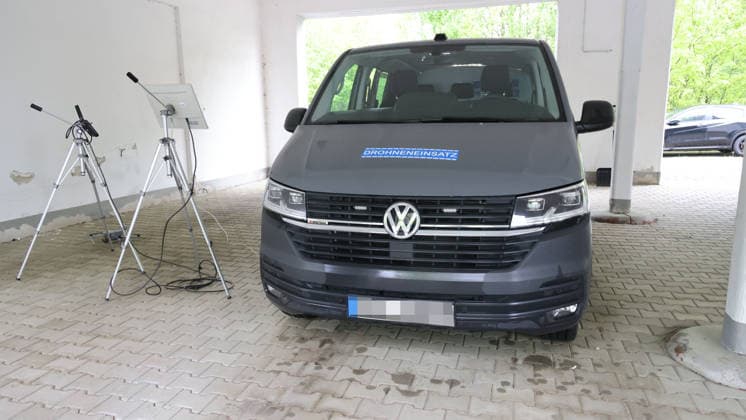 Erneuter ABC-Einsatz für die Feuerwehr Chemnitz im Waldstück hinter der Irmtraud-Morgner-Straße 07.05.2026, Chemnitz, Irmtraud-Morgner-Straße, Gegen 9 Uhr wurden Feuerwehr und Polizei erneut auf die Irmtraud-Morgner-Straße gerufen. Hintergrund sind die in einem dortigen Waldstück gefundenen Ampulen. Bereits am 5.5.26 Gab es deswegen einen ABC-Einsatz der Feuerwehr. Aktuell wird die Frage geklärt ob die Ampulen transportiert werden können oder ob sie sogar Vorort gesprängt werden müssen. Zur Stunde sind Experten des LKA Vorort um weiteres zuklären. Ebenso soll durch die Feuerwehr geklärt werden um welcche stoffe genau es sich handelt. Weitere Infos PD-Chemnitz Erz Chemnitz Sachsen Deutschland