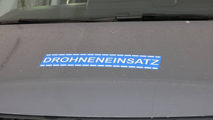 Erneuter ABC-Einsatz für die Feuerwehr Chemnitz im Waldstück hinter der Irmtraud-Morgner-Straße 07.05.2026, Chemnitz, Irmtraud-Morgner-Straße, Gegen 9 Uhr wurden Feuerwehr und Polizei erneut auf die Irmtraud-Morgner-Straße gerufen. Hintergrund sind die in einem dortigen Waldstück gefundenen Ampulen. Bereits am 5.5.26 Gab es deswegen einen ABC-Einsatz der Feuerwehr. Aktuell wird die Frage geklärt ob die Ampulen transportiert werden können oder ob sie sogar Vorort gesprängt werden müssen. Zur Stunde sind Experten des LKA Vorort um weiteres zuklären. Ebenso soll durch die Feuerwehr geklärt werden um welcche stoffe genau es sich handelt. Weitere Infos PD-Chemnitz Erz Chemnitz Sachsen Deutschland