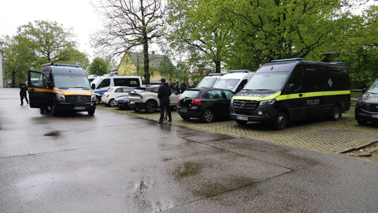 Erneuter ABC-Einsatz für die Feuerwehr Chemnitz im Waldstück hinter der Irmtraud-Morgner-Straße 07.05.2026, Chemnitz, Irmtraud-Morgner-Straße, Gegen 9 Uhr wurden Feuerwehr und Polizei erneut auf die Irmtraud-Morgner-Straße gerufen. Hintergrund sind die in einem dortigen Waldstück gefundenen Ampulen. Bereits am 5.5.26 Gab es deswegen einen ABC-Einsatz der Feuerwehr. Aktuell wird die Frage geklärt ob die Ampulen transportiert werden können oder ob sie sogar Vorort gesprängt werden müssen. Zur Stunde sind Experten des LKA Vorort um weiteres zuklären. Ebenso soll durch die Feuerwehr geklärt werden um welcche stoffe genau es sich handelt. Weitere Infos PD-Chemnitz Erz Chemnitz Sachsen Deutschland