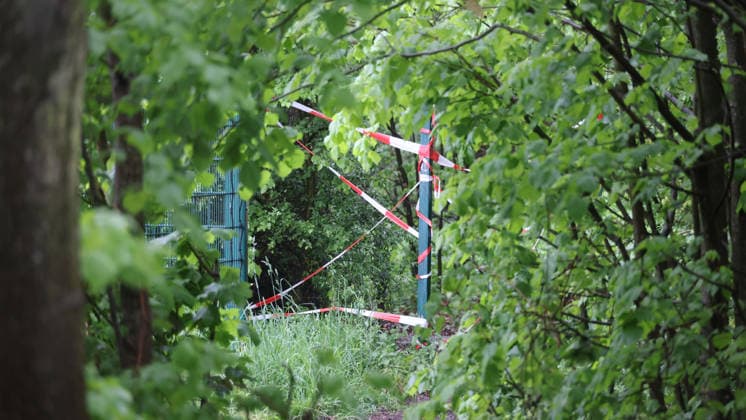 Erneuter ABC-Einsatz für die Feuerwehr Chemnitz im Waldstück hinter der Irmtraud-Morgner-Straße 07.05.2026, Chemnitz, Irmtraud-Morgner-Straße, Gegen 9 Uhr wurden Feuerwehr und Polizei erneut auf die Irmtraud-Morgner-Straße gerufen. Hintergrund sind die in einem dortigen Waldstück gefundenen Ampulen. Bereits am 5.5.26 Gab es deswegen einen ABC-Einsatz der Feuerwehr. Aktuell wird die Frage geklärt ob die Ampulen transportiert werden können oder ob sie sogar Vorort gesprängt werden müssen. Zur Stunde sind Experten des LKA Vorort um weiteres zuklären. Ebenso soll durch die Feuerwehr geklärt werden um welcche stoffe genau es sich handelt. Weitere Infos PD-Chemnitz Erz Chemnitz Sachsen Deutschland
