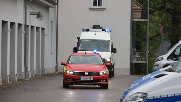 Erneuter ABC-Einsatz für die Feuerwehr Chemnitz im Waldstück hinter der Irmtraud-Morgner-Straße 07.05.2026, Chemnitz, Irmtraud-Morgner-Straße, Gegen 9 Uhr wurden Feuerwehr und Polizei erneut auf die Irmtraud-Morgner-Straße gerufen. Hintergrund sind die in einem dortigen Waldstück gefundenen Ampulen. Bereits am 5.5.26 Gab es deswegen einen ABC-Einsatz der Feuerwehr. Aktuell wird die Frage geklärt ob die Ampulen transportiert werden können oder ob sie sogar Vorort gesprängt werden müssen. Zur Stunde sind Experten des LKA Vorort um weiteres zuklären. Ebenso soll durch die Feuerwehr geklärt werden um welcche stoffe genau es sich handelt. Weitere Infos PD-Chemnitz Erz Chemnitz Sachsen Deutschland