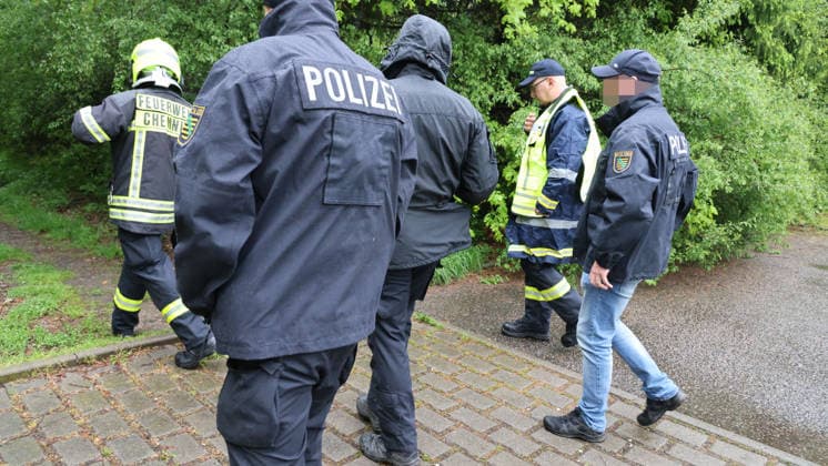 Erneuter ABC-Einsatz für die Feuerwehr Chemnitz im Waldstück hinter der Irmtraud-Morgner-Straße 07.05.2026, Chemnitz, Irmtraud-Morgner-Straße, Gegen 9 Uhr wurden Feuerwehr und Polizei erneut auf die Irmtraud-Morgner-Straße gerufen. Hintergrund sind die in einem dortigen Waldstück gefundenen Ampulen. Bereits am 5.5.26 Gab es deswegen einen ABC-Einsatz der Feuerwehr. Aktuell wird die Frage geklärt ob die Ampulen transportiert werden können oder ob sie sogar Vorort gesprängt werden müssen. Zur Stunde sind Experten des LKA Vorort um weiteres zuklären. Ebenso soll durch die Feuerwehr geklärt werden um welcche stoffe genau es sich handelt. Weitere Infos PD-Chemnitz Erz Chemnitz Sachsen Deutschland