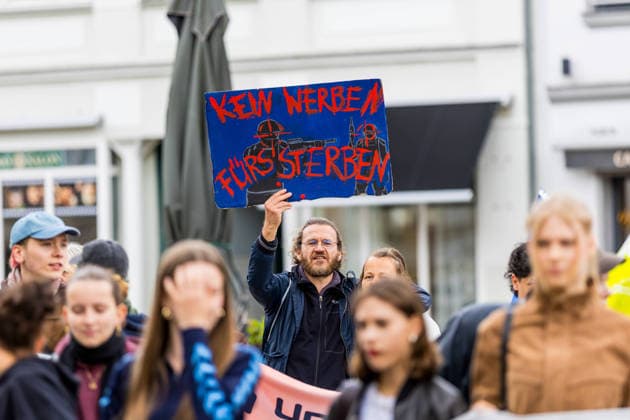 Hunderte Schüler demonstrieren bundesweit gegen die Wehrpflicht! - 8.Mai als Historischer Tag: vor 81 Jahren endete der Zweite Weltkrieg 7aIMG: 0557368 Am 81. Jahrestag der bedingungslosen Kapitulation Nazi-Deutschlands sind bundesweit Schülerinnen und Schüler auf die Straßen gegangen. Mit lautstarken Kundgebungen in mehreren deutschen Städten richteten sich die jungen Demonstrantinnen und Demonstranten gegen das seit Januar 2026 geltende Wehrdienst-Modernisierungsgesetz – und gegen eine mögliche Verschärfung hin zu einer verpflichtenden Einberufung. Das neue Gesetz setzt bislang auf Freiwilligkeit: Wer nicht zur Bundeswehr will, muss nicht dienen. Allerdings sind Männer ab Jahrgang 2008 verpflichtet, einen Fragebogen auszufüllen und sich Copyright: 7aktuell.dex xLucaxWoitow 0557368 20260507_7a_WEHRPFLICHTDEMOCOTTBUS_557368