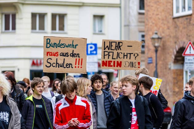 Hunderte Schüler demonstrieren bundesweit gegen die Wehrpflicht! - 8.Mai als Historischer Tag: vor 81 Jahren endete der Zweite Weltkrieg 7aIMG: 0557373 Am 81. Jahrestag der bedingungslosen Kapitulation Nazi-Deutschlands sind bundesweit Schülerinnen und Schüler auf die Straßen gegangen. Mit lautstarken Kundgebungen in mehreren deutschen Städten richteten sich die jungen Demonstrantinnen und Demonstranten gegen das seit Januar 2026 geltende Wehrdienst-Modernisierungsgesetz – und gegen eine mögliche Verschärfung hin zu einer verpflichtenden Einberufung. Das neue Gesetz setzt bislang auf Freiwilligkeit: Wer nicht zur Bundeswehr will, muss nicht dienen. Allerdings sind Männer ab Jahrgang 2008 verpflichtet, einen Fragebogen auszufüllen und sich Copyright: 7aktuell.dex xLucaxWoitow 0557373 20260507_7a_WEHRPFLICHTDEMOCOTTBUS_557373