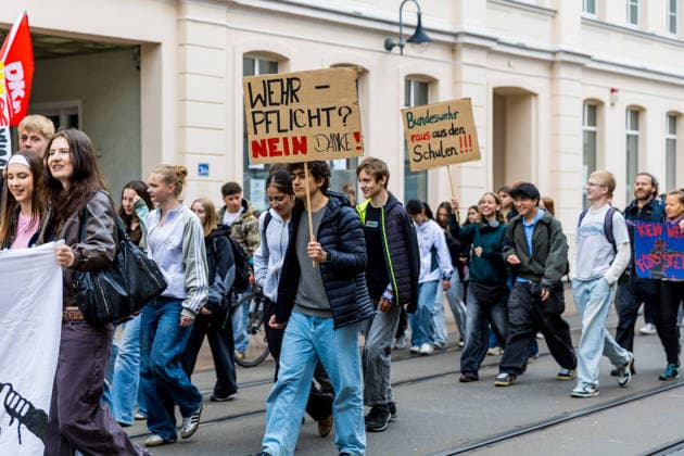 Hunderte Schüler demonstrieren bundesweit gegen die Wehrpflicht! - 8.Mai als Historischer Tag: vor 81 Jahren endete der Zweite Weltkrieg 7aIMG: 0557374 Am 81. Jahrestag der bedingungslosen Kapitulation Nazi-Deutschlands sind bundesweit Schülerinnen und Schüler auf die Straßen gegangen. Mit lautstarken Kundgebungen in mehreren deutschen Städten richteten sich die jungen Demonstrantinnen und Demonstranten gegen das seit Januar 2026 geltende Wehrdienst-Modernisierungsgesetz – und gegen eine mögliche Verschärfung hin zu einer verpflichtenden Einberufung. Das neue Gesetz setzt bislang auf Freiwilligkeit: Wer nicht zur Bundeswehr will, muss nicht dienen. Allerdings sind Männer ab Jahrgang 2008 verpflichtet, einen Fragebogen auszufüllen und sich Copyright: 7aktuell.dex xLucaxWoitow 0557374 20260507_7a_WEHRPFLICHTDEMOCOTTBUS_557374