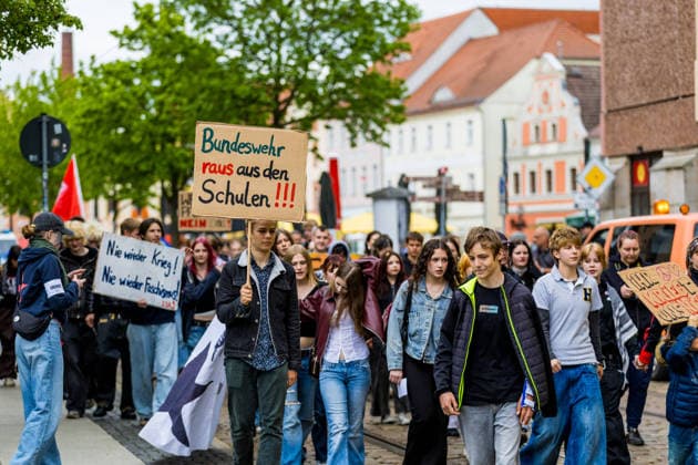 Hunderte Schüler demonstrieren bundesweit gegen die Wehrpflicht! - 8.Mai als Historischer Tag: vor 81 Jahren endete der Zweite Weltkrieg 7aIMG: 0557377 Am 81. Jahrestag der bedingungslosen Kapitulation Nazi-Deutschlands sind bundesweit Schülerinnen und Schüler auf die Straßen gegangen. Mit lautstarken Kundgebungen in mehreren deutschen Städten richteten sich die jungen Demonstrantinnen und Demonstranten gegen das seit Januar 2026 geltende Wehrdienst-Modernisierungsgesetz – und gegen eine mögliche Verschärfung hin zu einer verpflichtenden Einberufung. Das neue Gesetz setzt bislang auf Freiwilligkeit: Wer nicht zur Bundeswehr will, muss nicht dienen. Allerdings sind Männer ab Jahrgang 2008 verpflichtet, einen Fragebogen auszufüllen und sich Copyright: 7aktuell.dex xLucaxWoitow 0557377 20260507_7a_WEHRPFLICHTDEMOCOTTBUS_557377