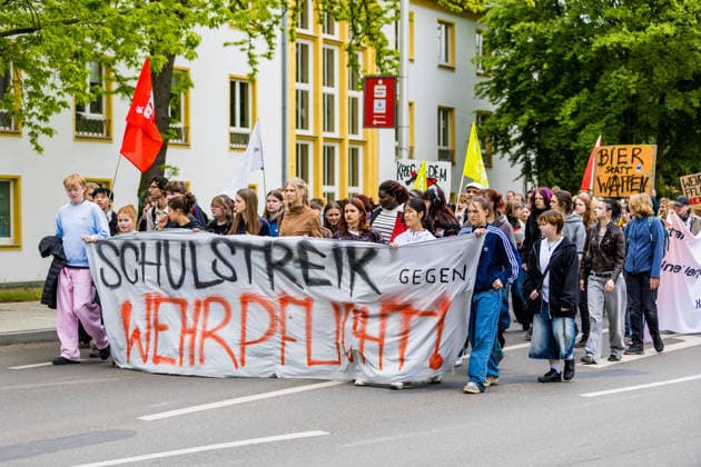 Hunderte Schüler demonstrieren bundesweit gegen die Wehrpflicht! - 8.Mai als Historischer Tag: vor 81 Jahren endete der Zweite Weltkrieg 7aIMG: 0557388 Am 81. Jahrestag der bedingungslosen Kapitulation Nazi-Deutschlands sind bundesweit Schülerinnen und Schüler auf die Straßen gegangen. Mit lautstarken Kundgebungen in mehreren deutschen Städten richteten sich die jungen Demonstrantinnen und Demonstranten gegen das seit Januar 2026 geltende Wehrdienst-Modernisierungsgesetz – und gegen eine mögliche Verschärfung hin zu einer verpflichtenden Einberufung. Das neue Gesetz setzt bislang auf Freiwilligkeit: Wer nicht zur Bundeswehr will, muss nicht dienen. Allerdings sind Männer ab Jahrgang 2008 verpflichtet, einen Fragebogen auszufüllen und sich Copyright: 7aktuell.dex xLucaxWoitow 0557388 20260507_7a_WEHRPFLICHTDEMOCOTTBUS_557388