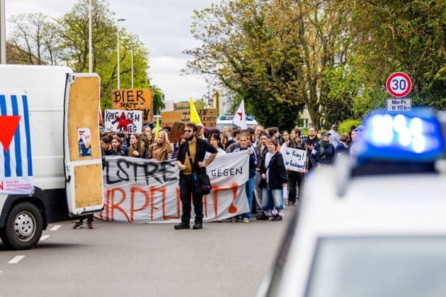 Hunderte Schüler demonstrieren bundesweit gegen die Wehrpflicht! - 8.Mai als Historischer Tag: vor 81 Jahren endete der Zweite Weltkrieg 7aIMG: 0557392 Am 81. Jahrestag der bedingungslosen Kapitulation Nazi-Deutschlands sind bundesweit Schülerinnen und Schüler auf die Straßen gegangen. Mit lautstarken Kundgebungen in mehreren deutschen Städten richteten sich die jungen Demonstrantinnen und Demonstranten gegen das seit Januar 2026 geltende Wehrdienst-Modernisierungsgesetz – und gegen eine mögliche Verschärfung hin zu einer verpflichtenden Einberufung. Das neue Gesetz setzt bislang auf Freiwilligkeit: Wer nicht zur Bundeswehr will, muss nicht dienen. Allerdings sind Männer ab Jahrgang 2008 verpflichtet, einen Fragebogen auszufüllen und sich Copyright: 7aktuell.dex xLucaxWoitow 0557392 20260507_7a_WEHRPFLICHTDEMOCOTTBUS_557392