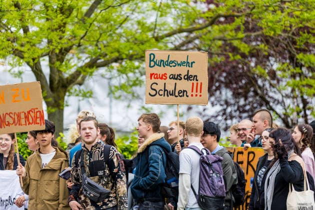 Hunderte Schüler demonstrieren bundesweit gegen die Wehrpflicht! - 8.Mai als Historischer Tag: vor 81 Jahren endete der Zweite Weltkrieg 7aIMG: 0557396 Am 81. Jahrestag der bedingungslosen Kapitulation Nazi-Deutschlands sind bundesweit Schülerinnen und Schüler auf die Straßen gegangen. Mit lautstarken Kundgebungen in mehreren deutschen Städten richteten sich die jungen Demonstrantinnen und Demonstranten gegen das seit Januar 2026 geltende Wehrdienst-Modernisierungsgesetz – und gegen eine mögliche Verschärfung hin zu einer verpflichtenden Einberufung. Das neue Gesetz setzt bislang auf Freiwilligkeit: Wer nicht zur Bundeswehr will, muss nicht dienen. Allerdings sind Männer ab Jahrgang 2008 verpflichtet, einen Fragebogen auszufüllen und sich Copyright: 7aktuell.dex xLucaxWoitow 0557396 20260507_7a_WEHRPFLICHTDEMOCOTTBUS_557396