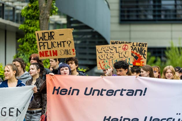 Hunderte Schüler demonstrieren bundesweit gegen die Wehrpflicht! - 8.Mai als Historischer Tag: vor 81 Jahren endete der Zweite Weltkrieg 7aIMG: 0557397 Am 81. Jahrestag der bedingungslosen Kapitulation Nazi-Deutschlands sind bundesweit Schülerinnen und Schüler auf die Straßen gegangen. Mit lautstarken Kundgebungen in mehreren deutschen Städten richteten sich die jungen Demonstrantinnen und Demonstranten gegen das seit Januar 2026 geltende Wehrdienst-Modernisierungsgesetz – und gegen eine mögliche Verschärfung hin zu einer verpflichtenden Einberufung. Das neue Gesetz setzt bislang auf Freiwilligkeit: Wer nicht zur Bundeswehr will, muss nicht dienen. Allerdings sind Männer ab Jahrgang 2008 verpflichtet, einen Fragebogen auszufüllen und sich Copyright: 7aktuell.dex xLucaxWoitow 0557397 20260507_7a_WEHRPFLICHTDEMOCOTTBUS_557397