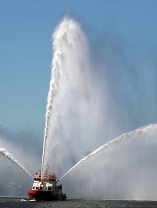 837. Hafengeburtstag in Hamburg: Das Feuerlöschboot Branddirektor Westphal führt die traditionelle Einlaufparade an.