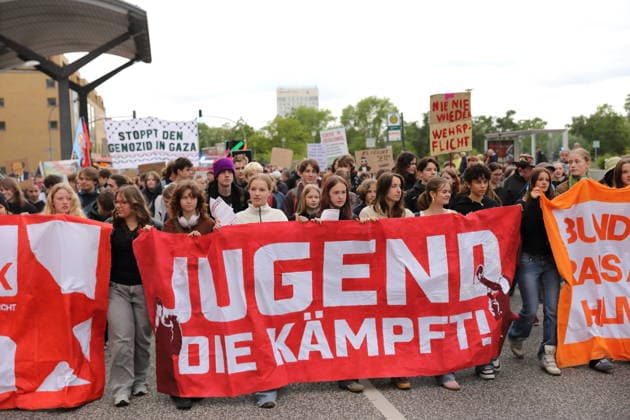 Demonstranten mit Banner Jugend die kämpft! während einer Demonstration gegen die Wehrpflicht in Potsdam, 8. Mai 2026. Schulstreik gegen Wehrpflicht in Potsdam