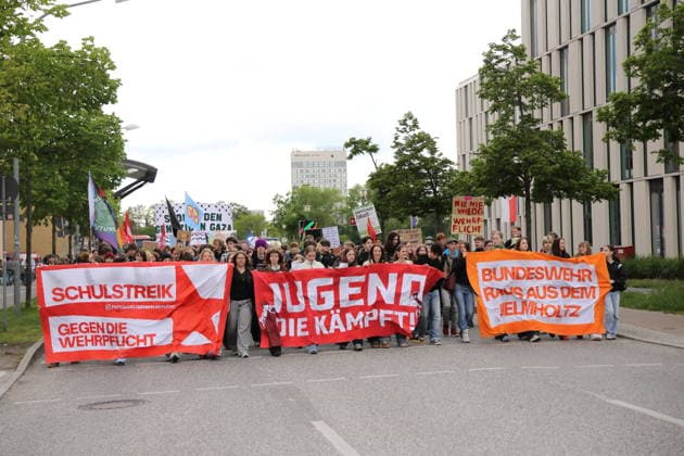 Demonstranten mit Bannern Schulstreik gegen die Wehrpflicht, Jugend die kämpft! und Bundeswehr raus aus dem Helmholtz (Gymnasium) während einer Demonstration gegen die Wehrpflicht in Potsdam, 8. Mai 2026. Schulstreik gegen Wehrpflicht in Potsdam