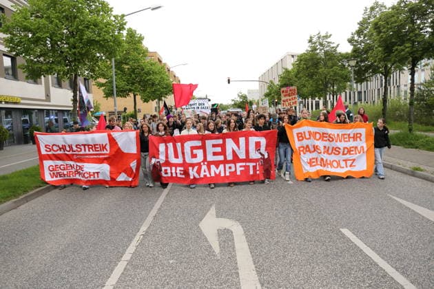 Demonstranten mit Bannern Schulstreik gegen die Wehrpflicht, Jugend die kämpft! und Bundeswehr raus aus dem Helmholtz (Gymnasium) während einer Demonstration gegen die Wehrpflicht in Potsdam, 8. Mai 2026. Schulstreik gegen Wehrpflicht in Potsdam