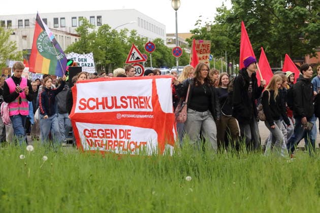 Demonstranten mit Banner Schulstreik gegen die Wehrpflicht während einer Demonstration gegen die Wehrpflicht in Potsdam, 8. Mai 2026. Schulstreik gegen Wehrpflicht in Potsdam