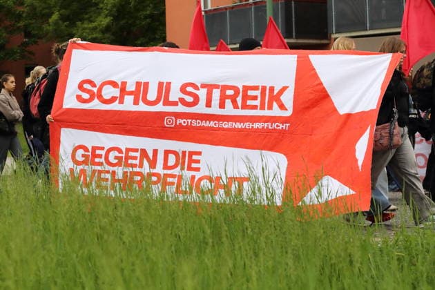 Demonstranten mit Banner Schulstreik gegen die Wehrpflicht während einer Demonstration gegen die Wehrpflicht in Potsdam, 8. Mai 2026. Schulstreik gegen Wehrpflicht in Potsdam