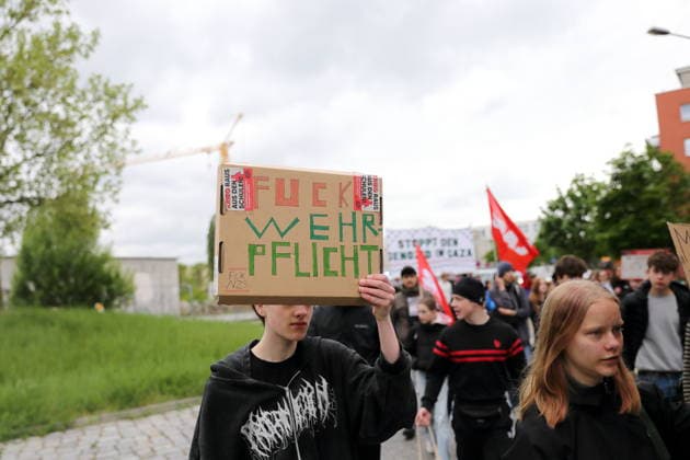 Ein Demonstrant mit Schild Fuck Wehrpflicht während einer Demonstration gegen die Wehrpflicht in Potsdam, 8. Mai 2026. Schulstreik gegen Wehrpflicht in Potsdam