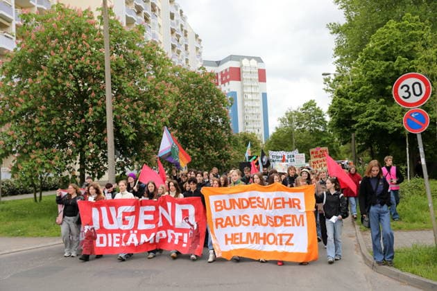 Demonstranten mit Bannern Jugend die kämpft! und Bundeswehr raus aus dem Helmholtz (Gymnasium) während einer Demonstration gegen die Wehrpflicht in Potsdam, 8. Mai 2026. Schulstreik gegen Wehrpflicht in Potsdam