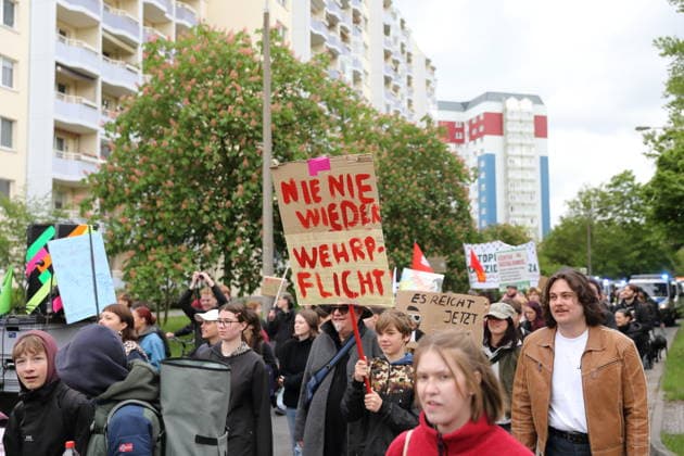 Ein Demonstrant mit Schild Nie wieder Wehrpflicht während einer Demonstration gegen die Wehrpflicht in Potsdam, 8. Mai 2026. Schulstreik gegen Wehrpflicht in Potsdam