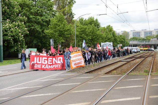 Demonstranten mit Bannern Jugend die kämpft! und Bundeswehr raus aus dem Helmholtz (Gymnasium) während einer Demonstration gegen die Wehrpflicht in Potsdam, 8. Mai 2026. Schulstreik gegen Wehrpflicht in Potsdam