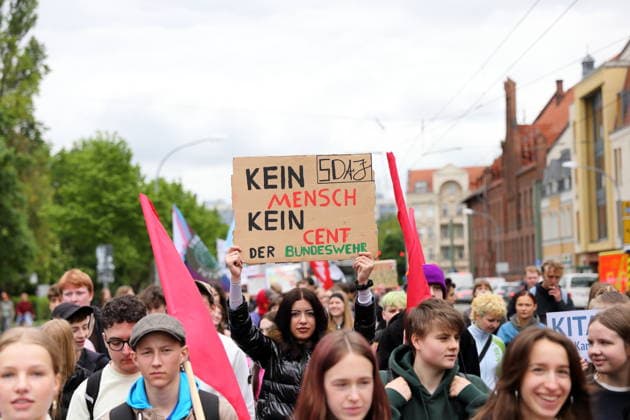 Eine Demonstrantin mit Schild Kein Mensch Kein Cent der Bundeswehr während einer Demonstration gegen die Wehrpflicht in Potsdam, 8. Mai 2026. Schulstreik gegen Wehrpflicht in Potsdam