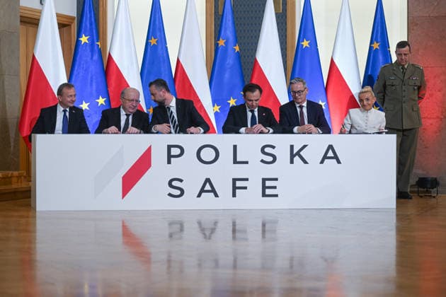 Poland first member to sign EU s SAFE Defence Agreement WARSAW , POLAND - MAY 08: (L-R) EU Commissioner for Budget, Anti-Fraud and Public Administration Piotr Serafin, EU Commissioner Andrius Kubilius, Polish Deputy Prime Minister and Defence Minister Wladyslaw Kosiniak Kamysz, Polish Finance Minister Andrzej Domanski, the President of the Management Board of Polish development bank BGK Miroslaw Czekaj, and Vice President of the Management Board of Polish development bank BGK Marta Postula sign the SAFE Agreement in Warsaw, Poland on May 08, 2026. The SAFE (Security Action for Europe) program is a new Ä150 billion EU financial instrument providing low-interest loans for defense and security, with Poland set to receive approximately Ä43.7 b Copyright: x2026xAnadoluxOmarxMarquesx