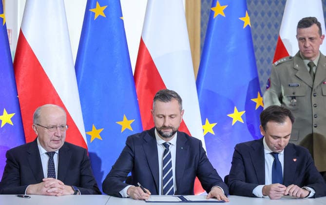 Poland signs SAFE deal Photo: Adam Burakowski East News (L-R) EU commissioner for defence and space Andrius Kubilius, minister of national defence Wladyslaw Kosniak-Kamysz, minister of finance and economy Andrzej Domanski attend a ceremony of signing an agreement regarding the loan from EU s SAFE (Security Action for Europe) financial instrument on May 8, 2026 in Warsaw, Poland. The deal will allow for a line of credit to purchase defence equipment, including anti-drone systems, worth almost 44 billion euro. EN_01677227_0019 