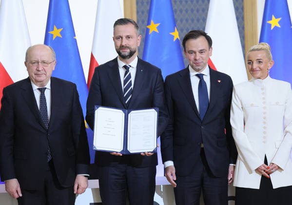 Poland signs SAFE deal Photo: Adam Burakowski East News (L-R) EU commissioner for defence and space Andrius Kubilius, minister of national defence Wladyslaw Kosniak-Kamysz, minister of finance and economy Andrzej Domanski, first vice-president of National Development Bank Marta Postula attend a ceremony of signing an agreement regarding the loan from EU s SAFE (Security Action for Europe) financial instrument on May 8, 2026 in Warsaw, Poland. The deal will allow for a line of credit to purchase defence equipment, including anti-drone systems, worth almost 44 billion euro. EN_01677227_0022 
