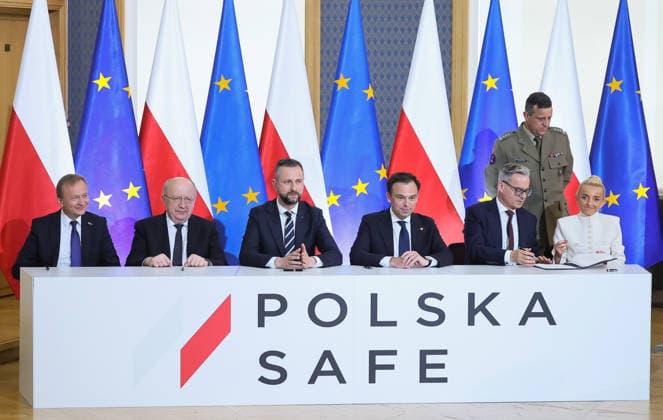 Poland signs SAFE deal Photo: Adam Burakowski East News (L-R) EU commissioner for budget, anti-fraud and public administration Piotr Serafin, EU commissioner for defence and space Andrius Kubilius, minister of national defence Wladyslaw Kosniak-Kamysz, minister of finance and economy Andrzej Domanski, president of National Development Bank Miroslaw Czekaj, first vice-president of National Development Bank Marta Postula attend a ceremony of signing an agreement regarding the loan from EU s SAFE (Security Action for Europe) financial instrument on May 8, 2026 in Warsaw, Poland. The deal will allow for a line of credit to purchase defence equipment, including anti-drone systems, worth almost 44 billion euro. EN_01677227_0149
