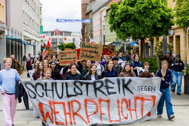 Hunderte Schüler demonstrieren bundesweit gegen die Wehrpflicht! - Merz Leck Eier 8.Mai als Historischer Tag: vor 81 Jahren endete der Zweite Weltkrieg 7aIMG: 0557407 Am 81. Jahrestag der bedingungslosen Kapitulation Nazi-Deutschlands sind bundesweit Schülerinnen und Schüler auf die Straßen gegangen. Mit lautstarken Kundgebungen in mehreren deutschen Städten richteten sich die jungen Demonstrantinnen und Demonstranten gegen das seit Januar 2026 geltende Wehrdienst-Modernisierungsgesetz – und gegen eine mögliche Verschärfung hin zu einer verpflichtenden Einberufung. Das neue Gesetz setzt bislang auf Freiwilligkeit: Wer nicht zur Bundeswehr will, muss nicht dienen. Allerdings sind Männer ab Jahrgang 2008 verpflichtet, einen Fragebogen ausz Copyright: 7aktuell.dex xLucaxWoitow 0557407 20260507_7a_WEHRPFLICHTDEMOCOTTBUS_557407